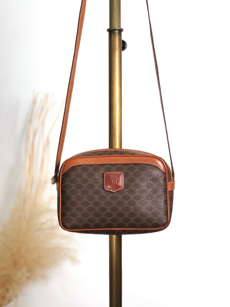 【 日本直送　名牌中古包 】CELINE セリーヌ マカダム ショルダーバッグ ブラウン ブラゾン型押し PVC レザー vintageオールド v2cvc8 - 側背包/斜背包 - 防水材質 咖啡色