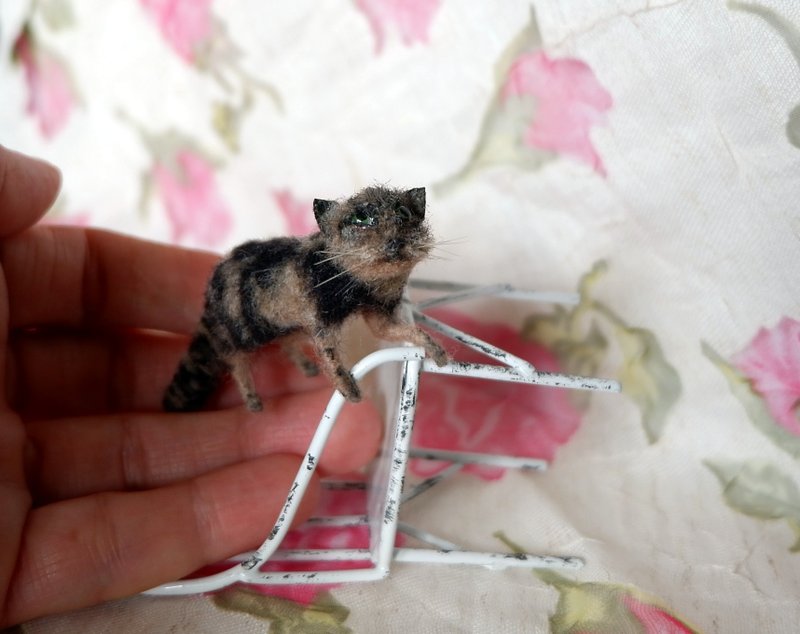 一只迷你猫   A little  cat  for the dollhouse collector and cat lover. - ตุ๊กตา - ขนแกะ สีนำ้ตาล