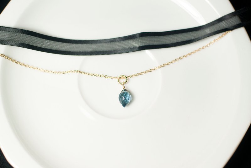 London Blue Stone Black Ribbon Necklace - สร้อยติดคอ - เครื่องเพชรพลอย สีน้ำเงิน