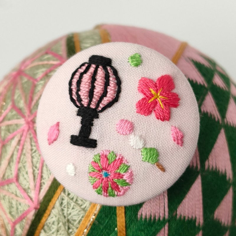Hinamatsuri Embroidered Brooch | Peach Blossom Festival | Hina Dolls - เข็มกลัด - ผ้าฝ้าย/ผ้าลินิน สึชมพู