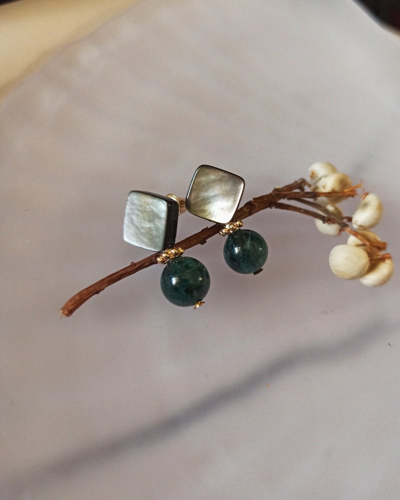 小方黑貝天然石耳環 - 藍綠晶 - 耳環/耳夾/耳骨夾 - 水晶 多色