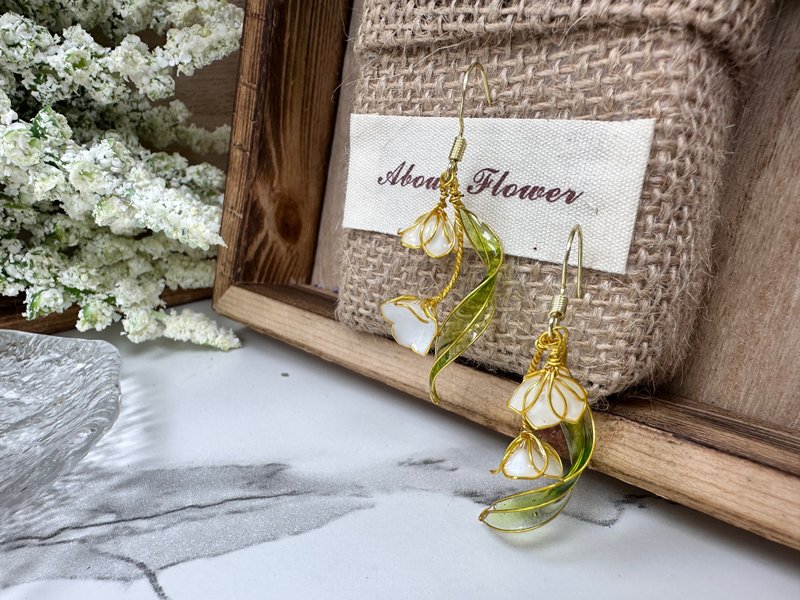 Lily of the Valley w spiral leaves Earrings - ต่างหู - เรซิน ขาว