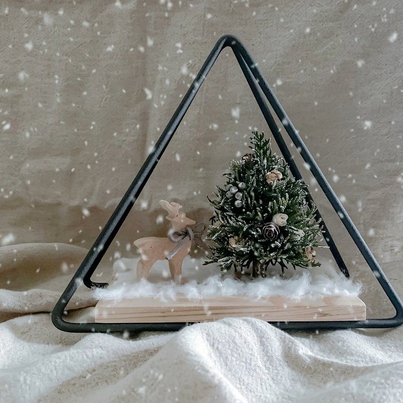 クリスマスシリーズ—雪の中のクリスマスツリー