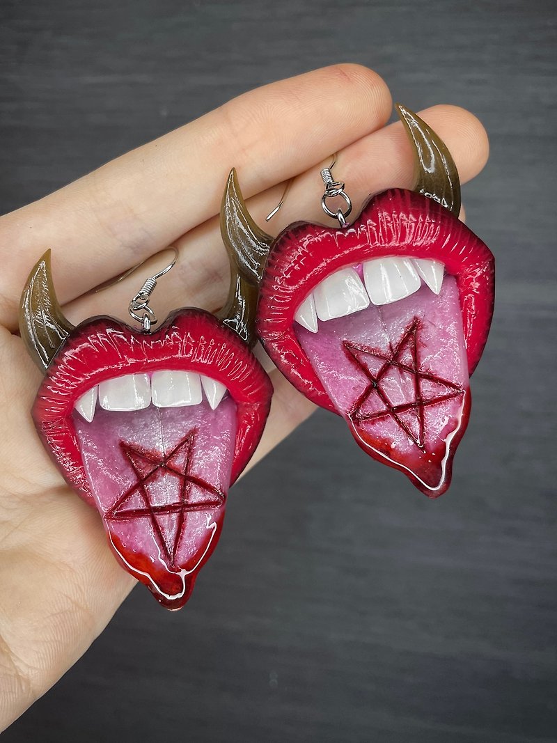 Earrings. Red lips with horns and pentacle. - ต่างหู - ดินเหนียว 