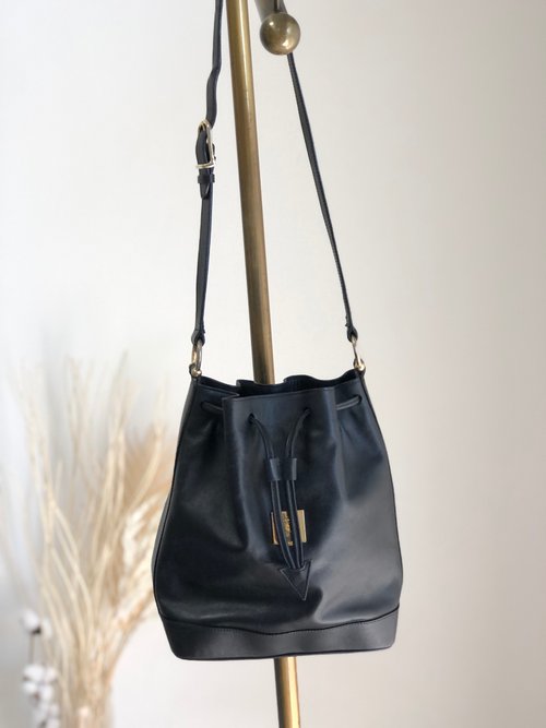 CELINE セリーヌ　レザー ガンチーニ 　ハンドバッグ　黒　レディース CELINE セリーヌ ガンチーニ 型押しレザー ミニバッグ 2way