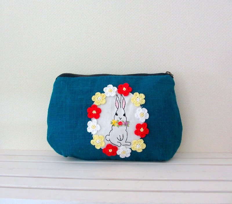Flowers and rabbit linen pouch Turquoise Blue - กระเป๋าเครื่องสำอาง - ผ้าฝ้าย/ผ้าลินิน สีน้ำเงิน