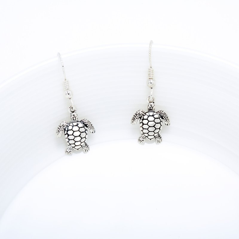 【Angel & Me】Cute Turtle s925 sterling silver earrings (changeable ear clips) - ต่างหู - เงินแท้ สีเงิน