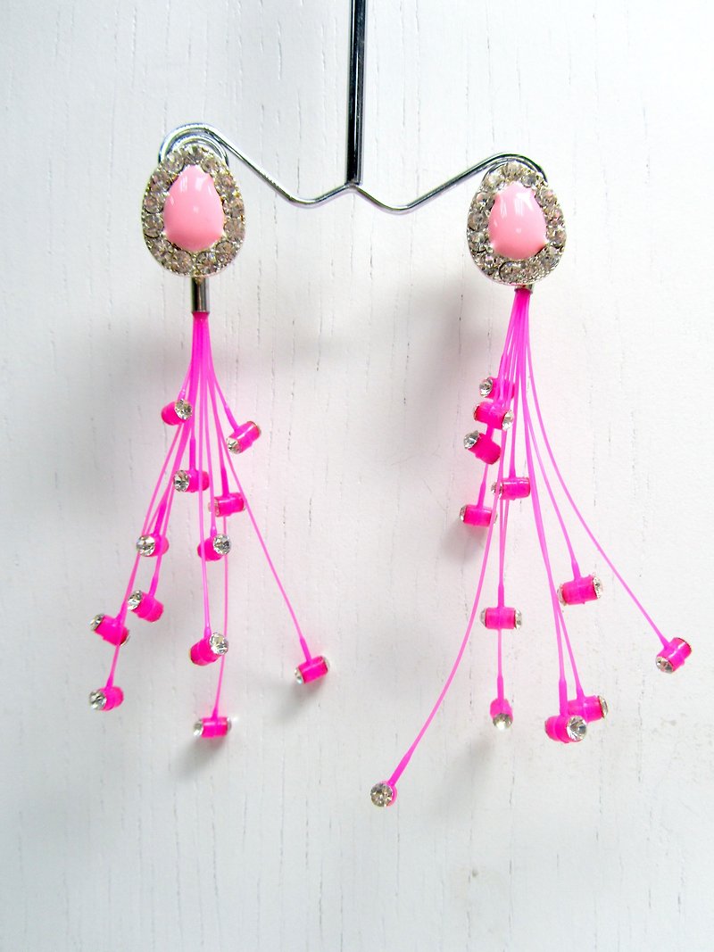 TIMBEE LO 流星耳環 塑料輕巧 綴水晶裝飾 - 耳環/耳夾 - 塑膠 粉紅色