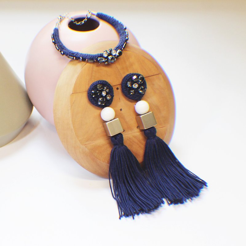 Handmade fringed earrings Hand woven bracelet with sparkling beadings - สร้อยข้อมือ - ผ้าฝ้าย/ผ้าลินิน สีน้ำเงิน