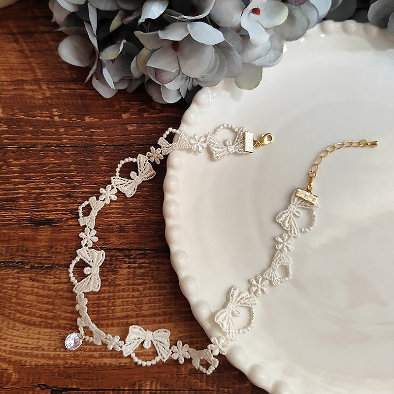 HAN Han handmade fresh and elegant all-match white bow water-soluble lace shining Stone necklace short necklace - Chokers - Polyester White