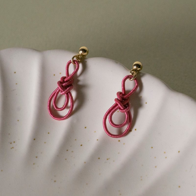 【Veverka】Pipa Qu - rouge color water lead earrings Pipa knot braided water lead detail - Earrings & Clip-ons - Paper Red