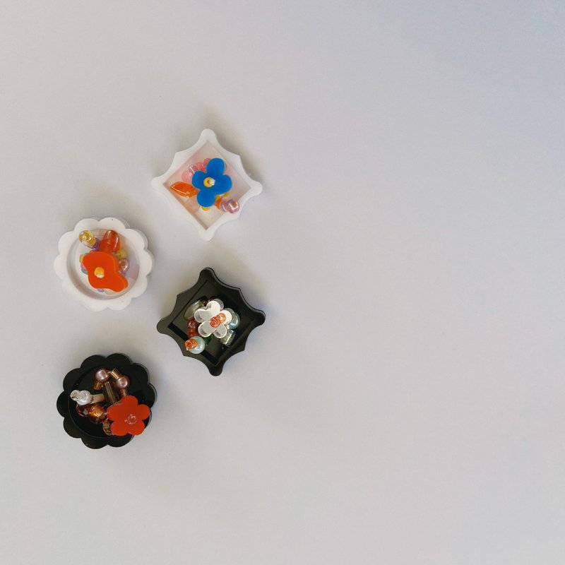 21g的生日禮物 耳環-小 白框 【sep. beads x WU studio】 - 耳環/耳夾/耳骨夾 - 壓克力 白色