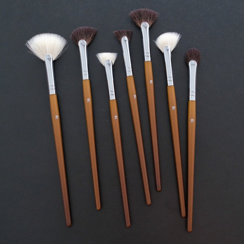 Fan-shaped light and shadow brush combination - อุปกรณ์แต่งหน้า/กระจก/หวี - ขนแกะ สีนำ้ตาล