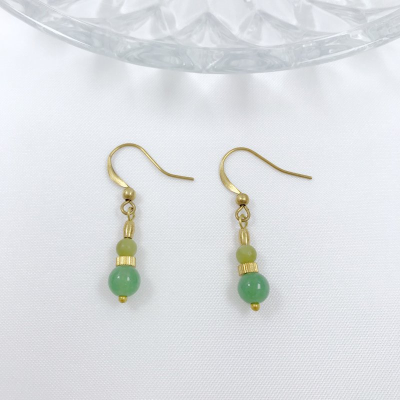 classical. Natural Aventurine jade olive jade Bronze ear hook spiral Clip-On fortune lucky and elegant - ต่างหู - คริสตัล สีเขียว