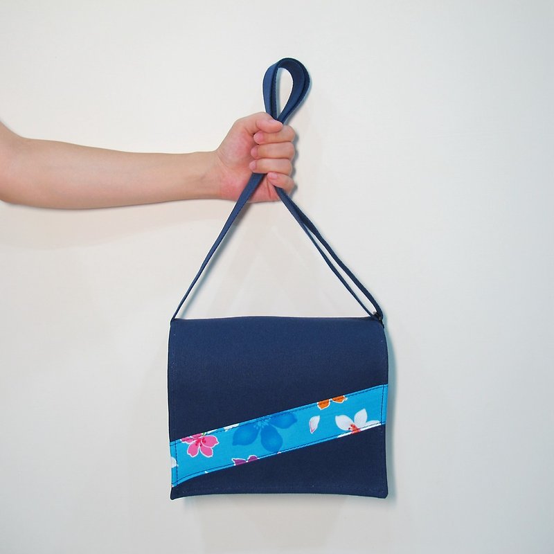 Hakka Tonghuake Handmade Small School Bag-Blue - กระเป๋าแมสเซนเจอร์ - ผ้าฝ้าย/ผ้าลินิน สีน้ำเงิน