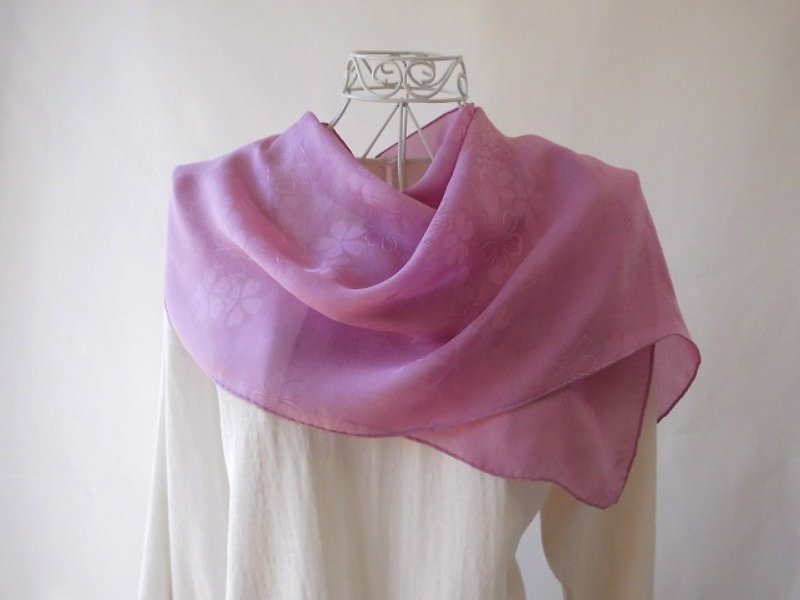 A plant dyeing, light-colored cherry pattern ♪ silk stall (cochineal-dyed) - ผ้าพันคอ - ผ้าไหม สึชมพู