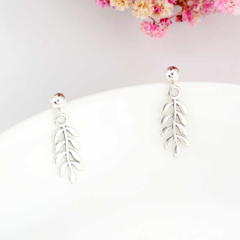 【Angel & Me】Laurel leaf s925 sterling silver earrings (changeable ear clips) - ต่างหู - เงินแท้ สีเงิน