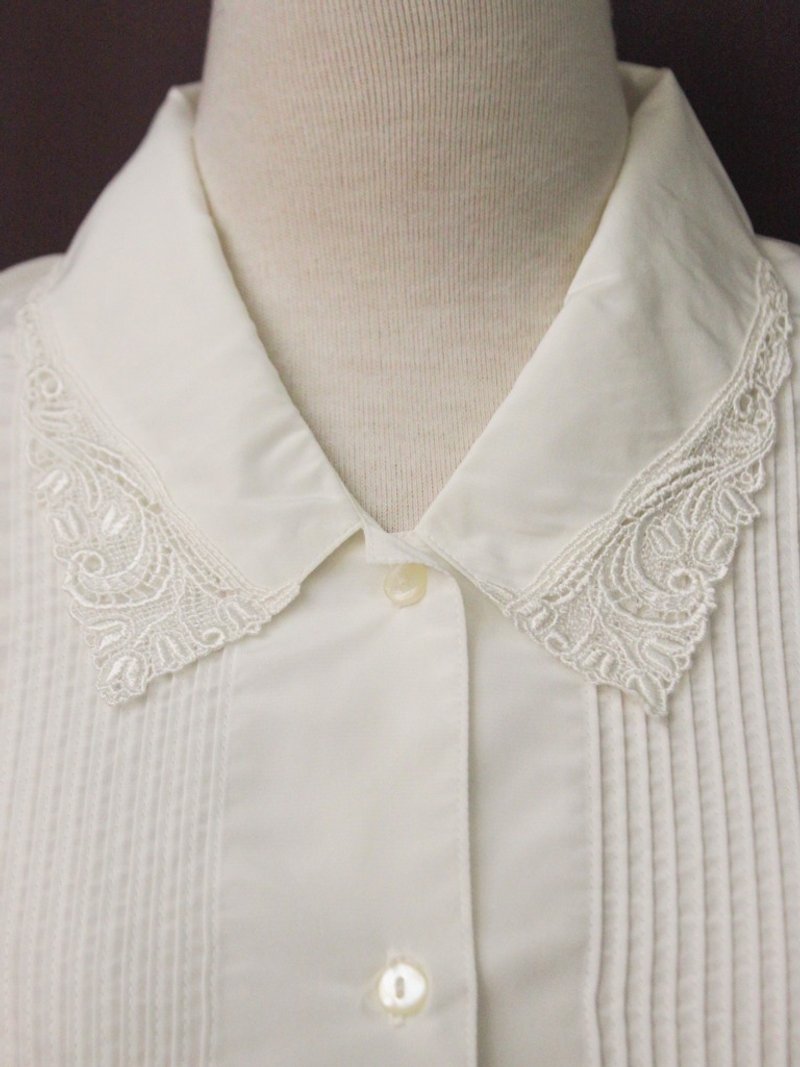 Vintage Japanese Elegant Lace Embroidered Lapel White Long Sleeve Vintage Shirt Vintage Blouse - เสื้อเชิ้ตผู้หญิง - เส้นใยสังเคราะห์ ขาว