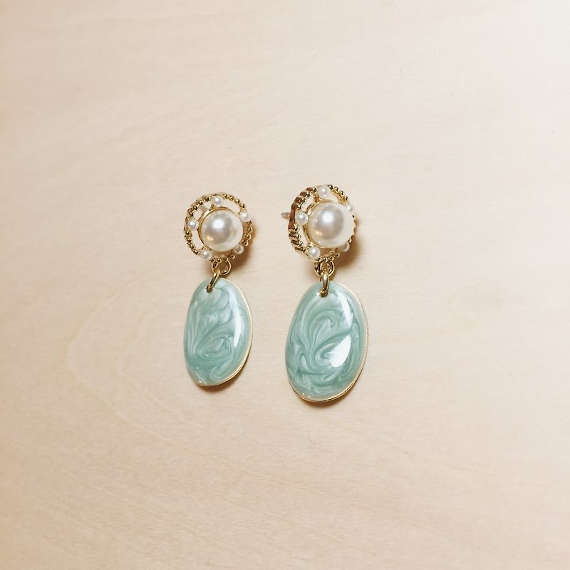 Vintage green drip glaze gorgeous pearl oval earrings - Earrings & Clip-ons - Pigment Green