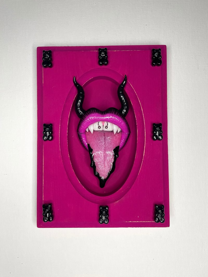 Wall art. Pink frame with pink lips and black gummies. - 壁貼/牆壁裝飾 - 黏土 