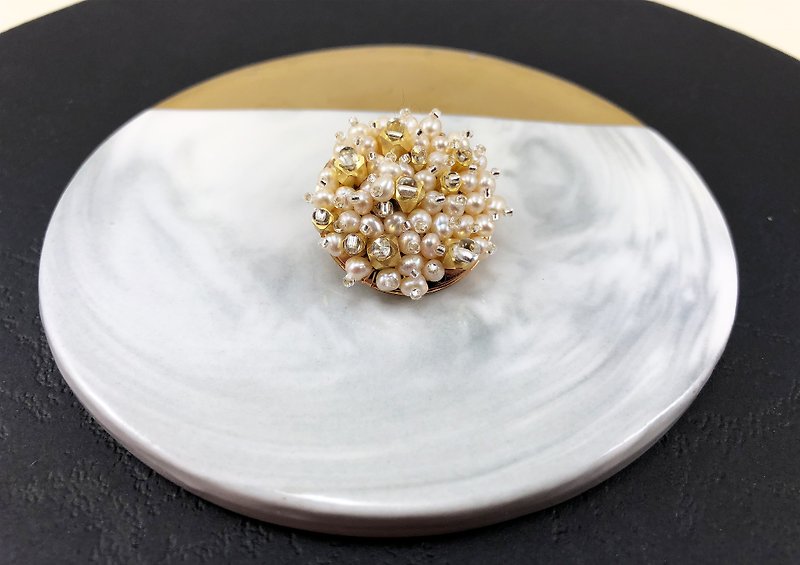 珍珠胸針 優雅珍珠 蟬風別針 圓形別針 日本風格胸針 黃銅胸針 - 胸針 - 寶石 金色