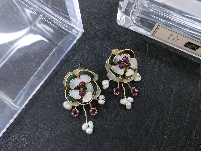 earring. Flower wedding series. Flower ball pearl * red garnet hand dyed resin ear pin ear clip earrings - ต่างหู - เรซิน หลากหลายสี