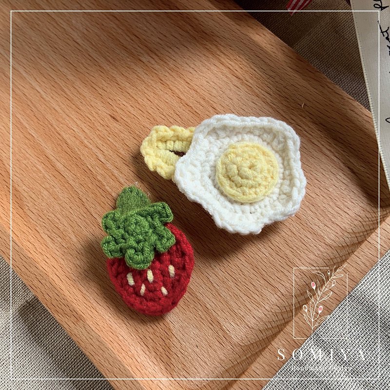 [Children's Fun] Wool Crocheted Poached Egg Hairpin/Small Strawberry Hairpin - เครื่องประดับ - ผ้าฝ้าย/ผ้าลินิน 