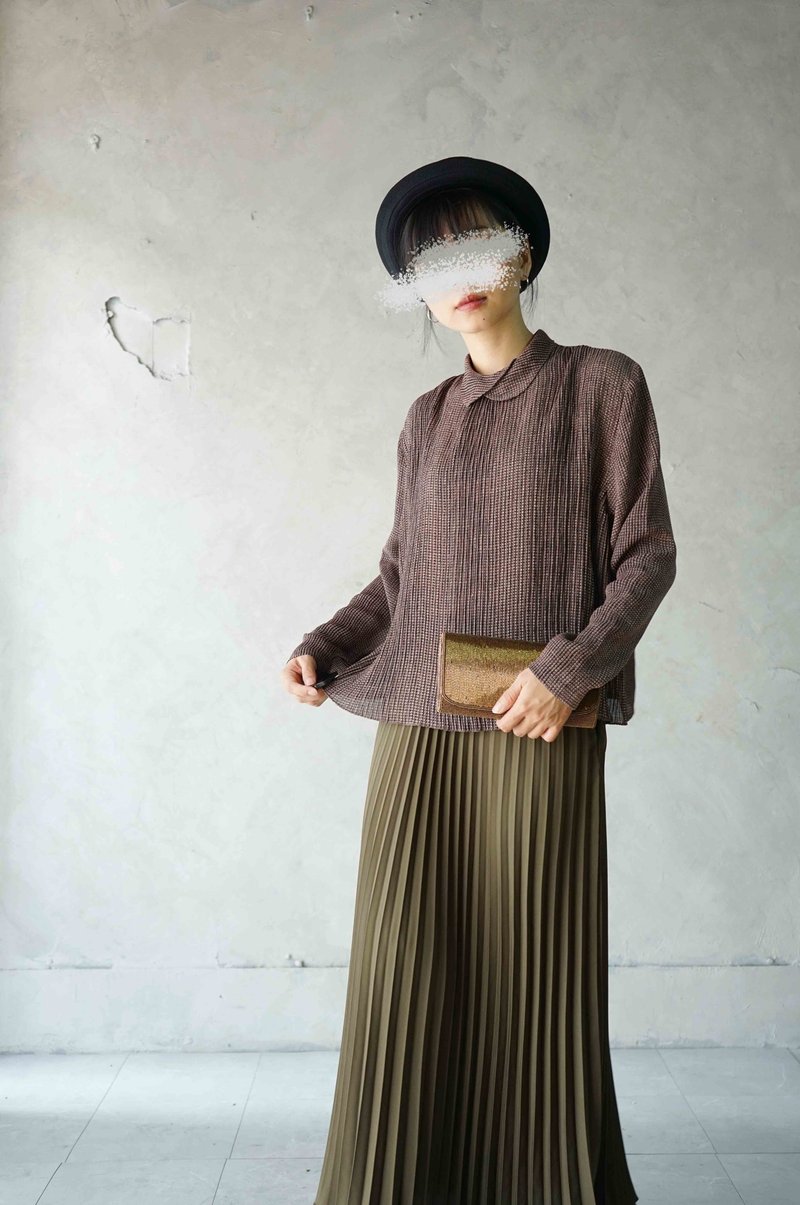 Treasure Hunt Vintage - Dark Brown Woodgrain Pleated Umbrella Silhouette Petal Collar Top - เสื้อผู้หญิง - เส้นใยสังเคราะห์ สีนำ้ตาล