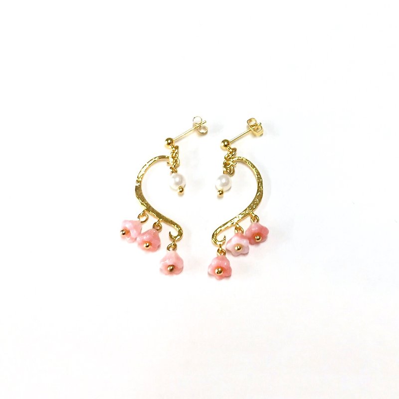 【暖暖】甜蜜。櫻花粉。愛心造型。鍍18k包金耳環/耳釘/耳夾 - 耳環/耳夾 - 玻璃 粉紅色