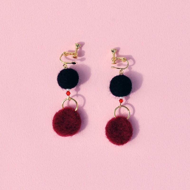 Round wool felt earrings/ Clip-On - ต่างหู - ขนแกะ สีแดง