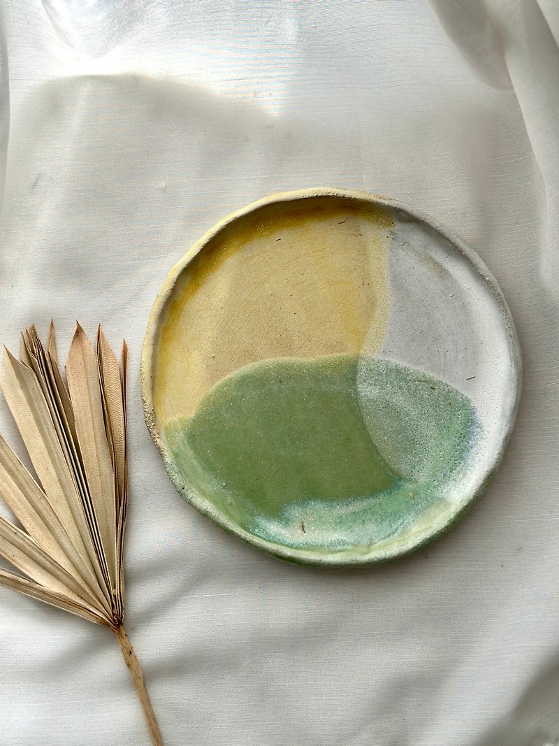 Hand-built irregular plate edge three-color glaze white clay plate 17cm - จานและถาด - ดินเผา 