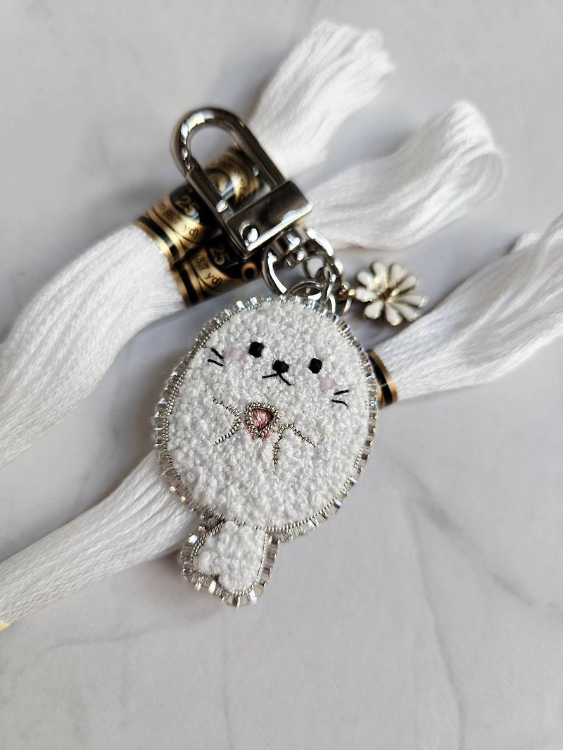 White seal keychain - 鑰匙圈/鎖匙扣 - 繡線 白色