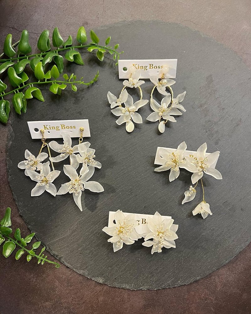 ニセ女将キングボス プラ板の白いお花のピアス 計4種 1202 - ピアス・イヤリング - 金属 ホワイト