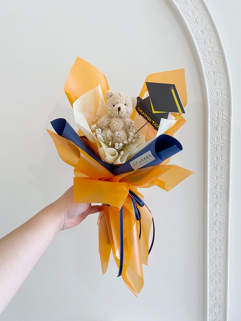 Ruimi Youhua_Customized Graduation Bear Bouquet Gypsophila Dried Flowers Korean Style Bouquet - ช่อดอกไม้แห้ง - พืช/ดอกไม้ สีส้ม