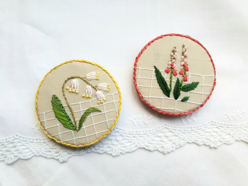 手工刺繡花別針/鈴蘭A/毛地黃B - 胸針 - 繡線 