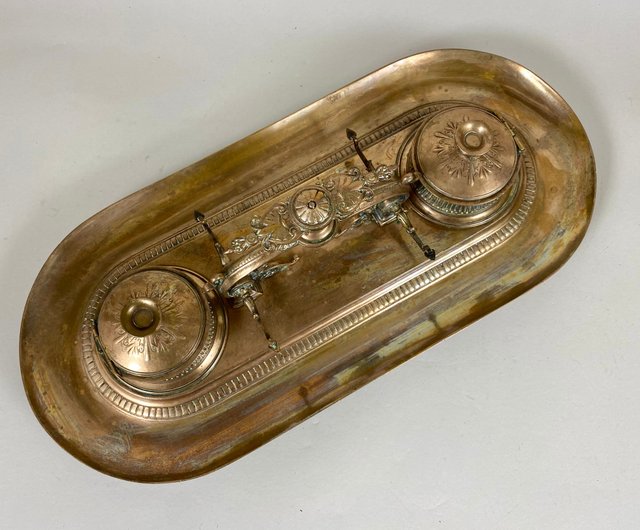 アンティークブロンズペントレイとダブルインクウェルデスク