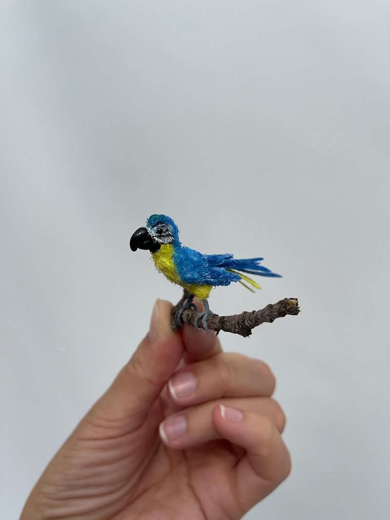 Miniature realistic Macaw Parrot life like ooak unique bird toy 1 to 12 scale - เย็บปัก/ถักทอ/ใยขนแกะ - งานปัก สีน้ำเงิน