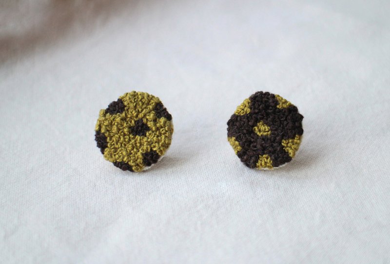 刺繡耳環 205 相反點點 / 耳夾款 - 耳環/耳夾/耳骨夾 - 繡線 咖啡色