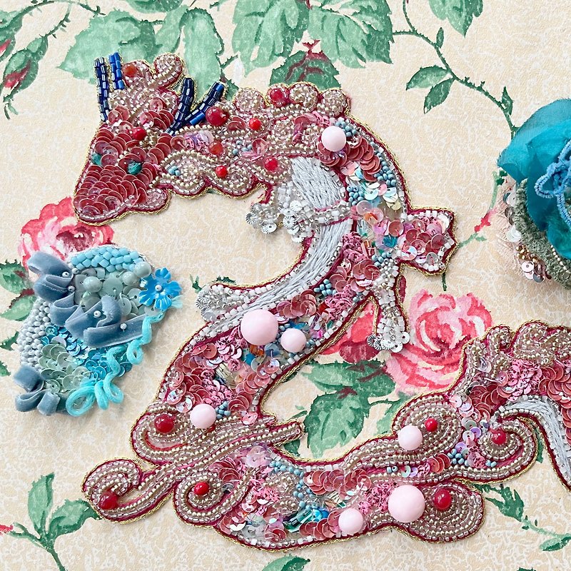 ビーズ刺繍アート 龍  Pink Dragon - ウォールデコ・壁紙 - 刺しゅう糸 レッド