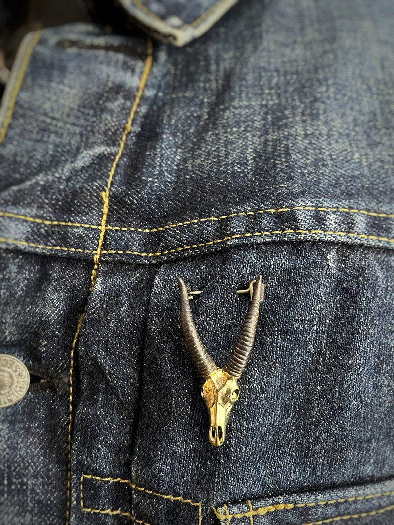 Capricorn Goat Skull Brooch in Brass. - 胸針 - 其他金屬 
