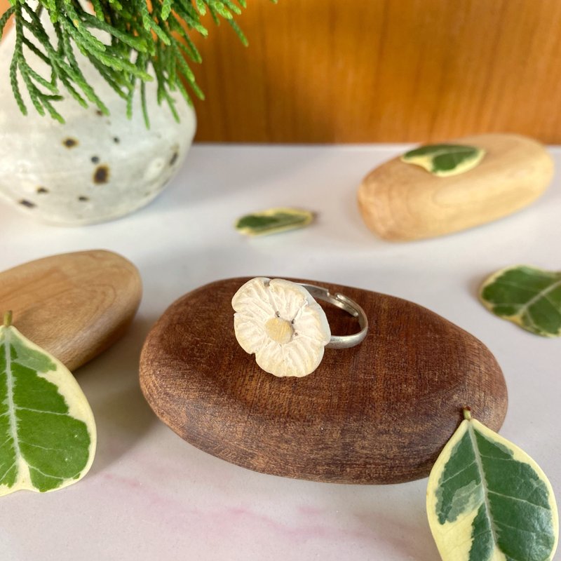 Flower Ring/ Ceramic / jewelry - 戒指 - 陶 白色
