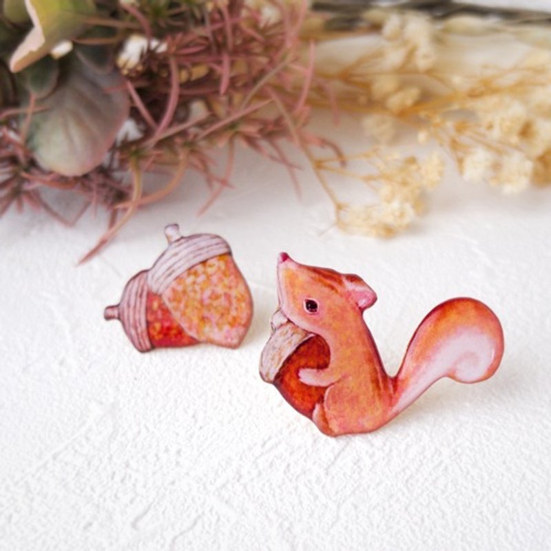 Baby Squirrel and Acorn Brooch - เข็มกลัด - พลาสติก 