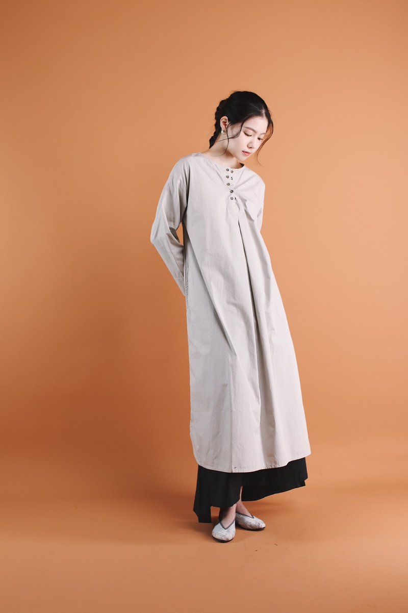 OMAKE.jp 雙排釦襯衫洋裝KaihaOnepiece 淺灰 - 洋裝/連身裙 - 棉．麻 灰色