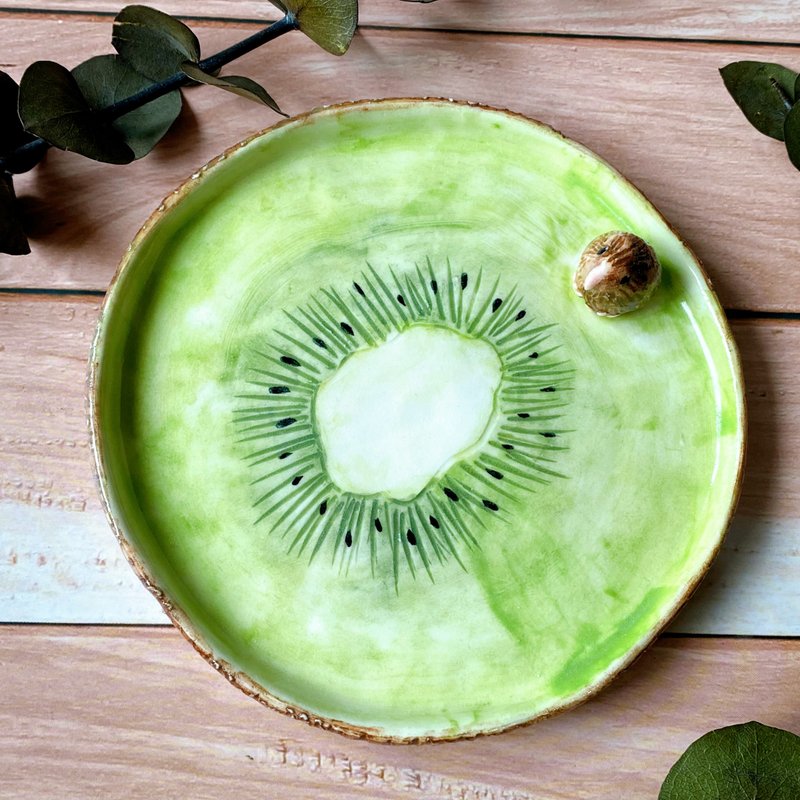 [Christmas Gift] Kiwi Bird Sitting on Kiwi Fruit Plate (Large) | Ceramic Card Writing - จานและถาด - เครื่องลายคราม สีเขียว