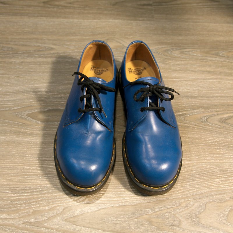 Back to Green :: Dr.Martens nearly new sapphire // MADE IN ENGLAND // vintage shoes (SE-09) - รองเท้าลำลองผู้หญิง - วัสดุอื่นๆ สีน้ำเงิน