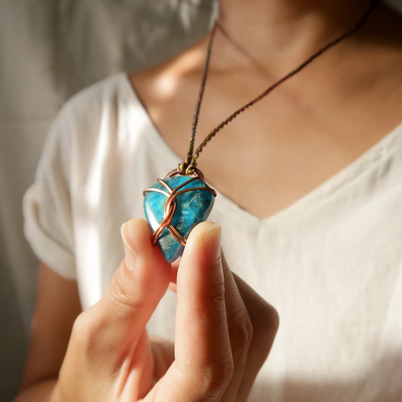 Natural stone woven necklace apatite. whirl - สร้อยคอ - เครื่องเพชรพลอย สีน้ำเงิน