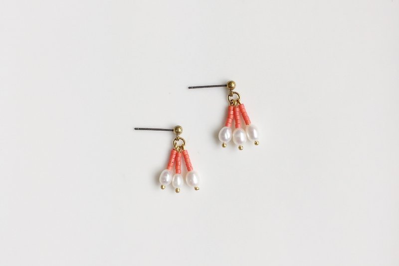 小桃 珍珠黃銅造型耳環 - 耳環/耳夾 - 其他金屬 紅色