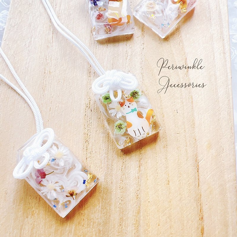 Cat omamori with Japan imported flowers and cotton pearls - Keychains - Other Materials Multicolor