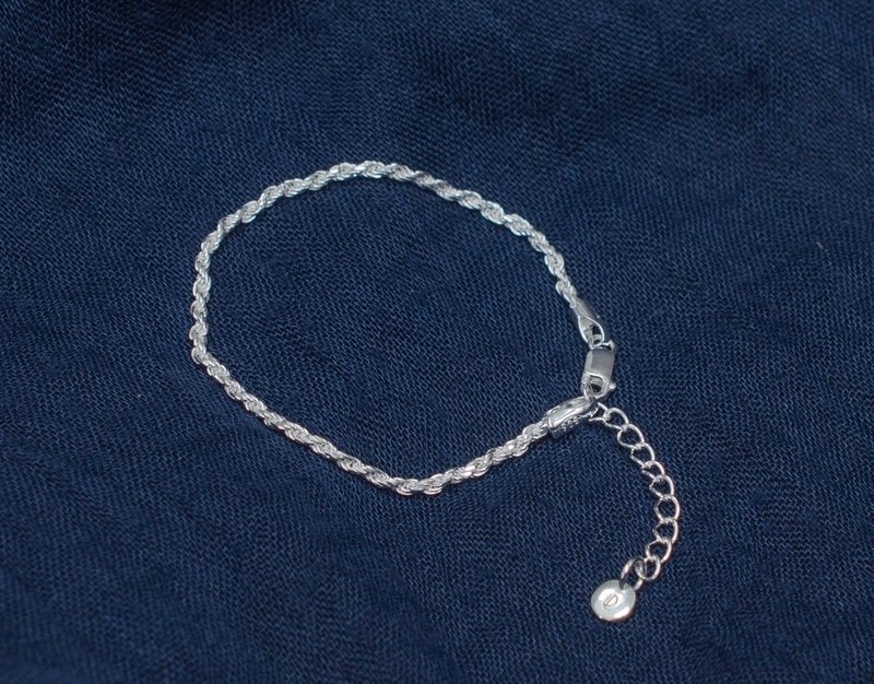 Timeless sterling silver thin bracelet - สร้อยข้อมือ - เงินแท้ สีเงิน