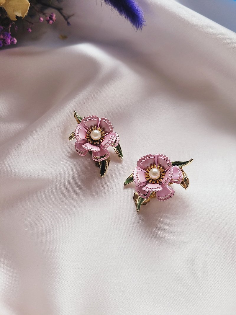 American Western Antique Jewelry / Three-dimensional Dianthus Flower Pearly Enamel Flower Clip-on Earrings Retro Jewelry - ต่างหู - โลหะ 
